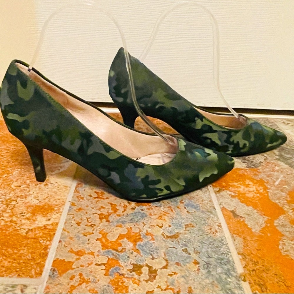 👠NWOB! Fabulously Frisky LifeStride Green Silk Camo Design, Pointed Toe Pumps!